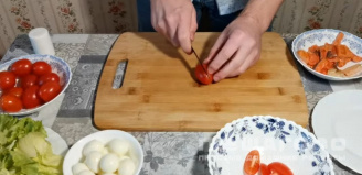 Фото приготовления рецепта: Салат с перепелиными яйцами, семгой и томатами черри - шаг 5