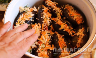 Фото приготовления рецепта: Квашеные баклажаны с капустой - шаг 5