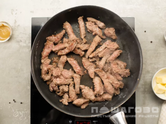 Фото приготовления рецепта: Бефстроганов из говядины с грибами - шаг 4