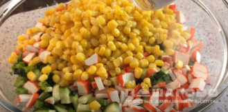Фото приготовления рецепта: Салат с капустой, крабовыми палочками и кукурузой - шаг 5