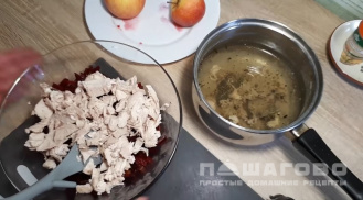Фото приготовления рецепта: Салат из свеклы с курагой и изюмом - шаг 3