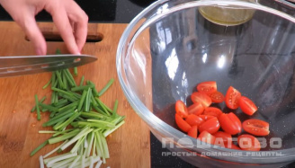 Фото приготовления рецепта: Зеленый салат с гренками - шаг 9