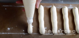 Фото приготовления рецепта: Печенье «Дамские пальчики» (Savoiardi) - шаг 5