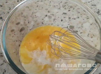 Фото приготовления рецепта: Омлет на сковороде с молоком пышный - шаг 2