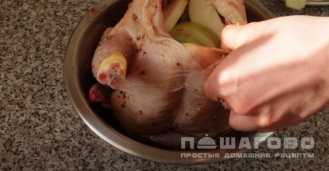 Фото приготовления рецепта: Курица с яблоками в медово-горчичном маринаде - шаг 5