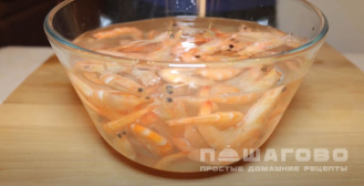 Фото приготовления рецепта: Жареные креветки к пиву - шаг 1