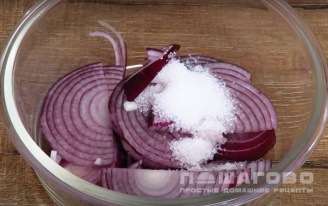 Фото приготовления рецепта: Салат из помидоров с луком - шаг 1