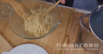 Фото приготовления рецепта: Спагетти с сыром - шаг 6