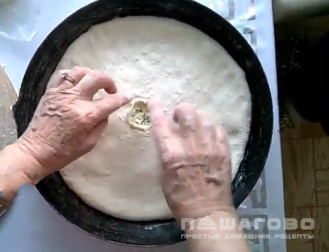 Фото приготовления рецепта: Осетинский пирог с черемшой - шаг 10