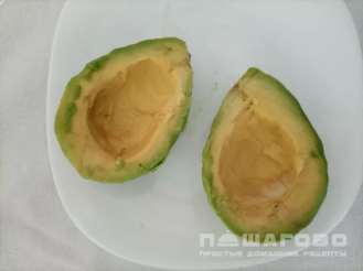 Фото приготовления рецепта: Яичница в авокадо - шаг 2