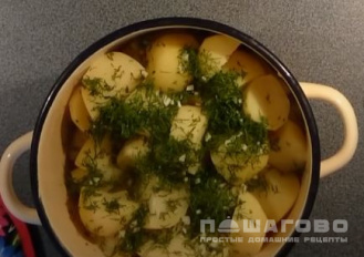 Фото приготовления рецепта: Вареный картофель с чесноком и тимьяном - шаг 8