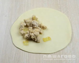 Фото приготовления рецепта: Чебуреки из слоеного теста в духовке - шаг 3