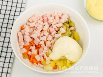 Фото приготовления рецепта: Зимний Оливье с колбасой и солеными огурцами - шаг 3