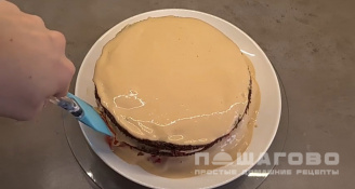 Фото приготовления рецепта: Шоколадный медовый торт - шаг 13