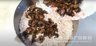 Фото приготовления рецепта: Слоеный салат с копченой курицей, отварным картофелем и грибами - шаг 8