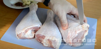 Фото приготовления рецепта: Голень индейки в рукаве с картофелем - шаг 2