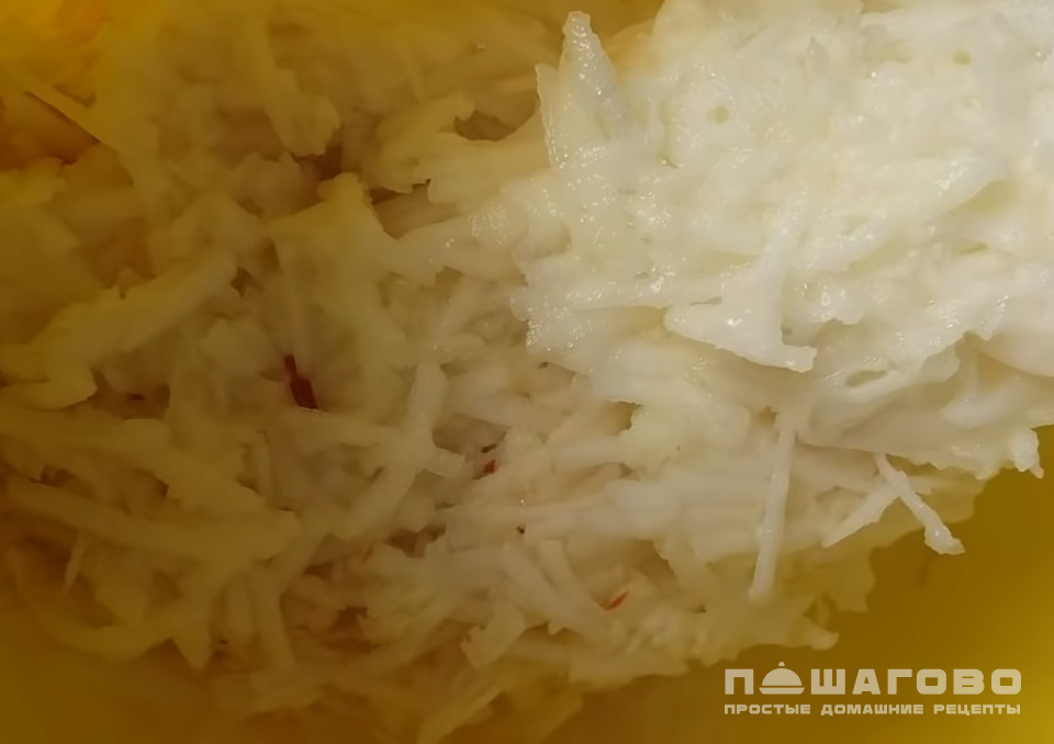 Фото приготовления рецепта: Яблочный пирог с манкой - шаг 2