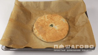 Фото приготовления рецепта: Осетинский пирог со шпинатом и сыром - шаг 5