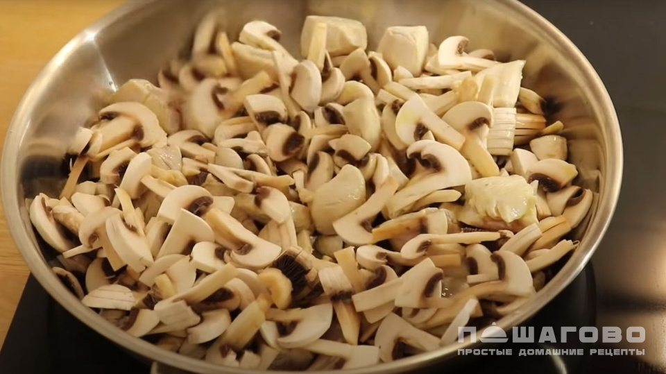 Фото приготовления рецепта: Лоранский пирог Киш с курицей с грибами - шаг 3