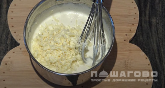 Фото приготовления рецепта: Соус Морнэ на основе Бешамель с яичными желтками - шаг 7