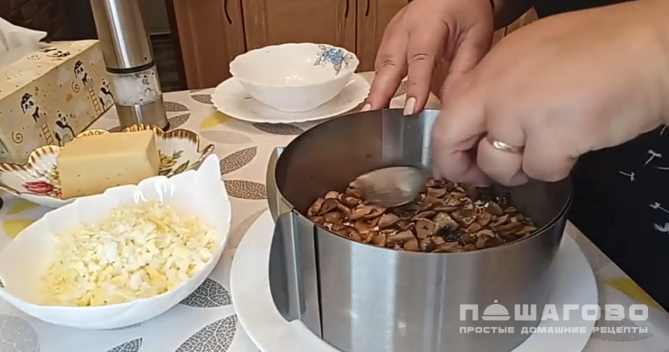 Фото приготовления рецепта: Салат с курагой и курицей - шаг 8