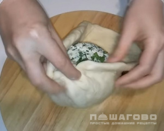 Фото приготовления рецепта: Осетинский пирог с сыром и зеленью - шаг 5