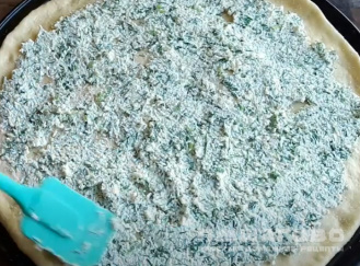 Фото приготовления рецепта: Деревенская пицца на молоке и сухих дрожжах в духовке - шаг 6