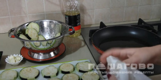Фото приготовления рецепта: Жареные баклажаны с чесноком - шаг 5