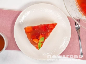 Фото приготовления рецепта: Тирольский пирог с ягодами - шаг 7