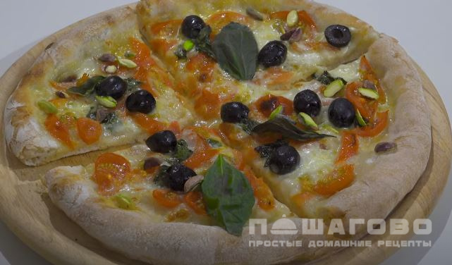 Пицца по-итальянски с помидорами черри и двумя видами сыра
