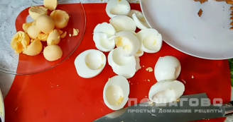 Фото приготовления рецепта: Салат "Подсолнух" 🌻 с курицей и грибами - шаг 2