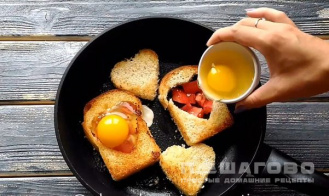 Фото приготовления рецепта: Яичница в хлебе, с сыром и помидором - шаг 2