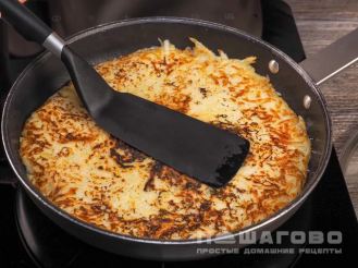 Фото приготовления рецепта: Запеканка на сковороде с жареным картофелем - шаг 3