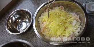 Фото приготовления рецепта: Салат с рисом, креветками и чесноком - шаг 9