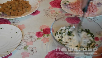 Фото приготовления рецепта: Салат с королевскими креветками и сухариками - шаг 2