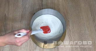 Фото приготовления рецепта: Чизкейк с творожно-сметанным желе и клубникой - шаг 9