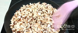 Фото приготовления рецепта: Драники с грибным соусом - шаг 4