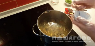 Фото приготовления рецепта: Суп кимчи с яйцом, тофу и древесными грибами моэр - шаг 10