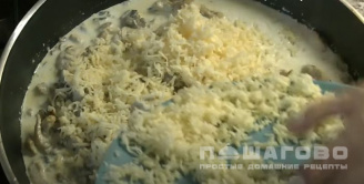 Фото приготовления рецепта: Феттучини с грибами в сливочном соусе - шаг 5