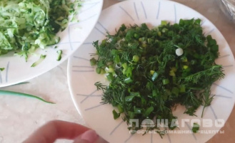 Фото приготовления рецепта: Литовский борщ с зеленым луком на кефире - шаг 1