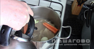 Фото приготовления рецепта: Закуска из свиных шкурок - шаг 2