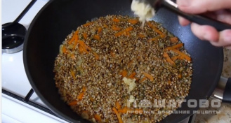Фото приготовления рецепта: Рассыпчатая гречка, сваренная в сковороде - шаг 6
