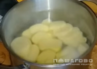 Фото приготовления рецепта: Мусака классическая с картошкой и баклажанами - шаг 4