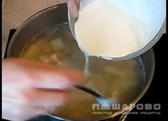 Фото приготовления рецепта: Финский суп с лососем и сливками - шаг 10