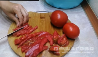 Фото приготовления рецепта: Салат с мясом и огурцами - шаг 6