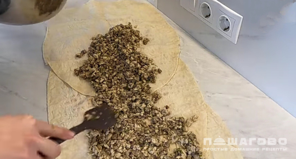 Фото приготовления рецепта: Рулет из лаваша с курицей и грибами - шаг 9