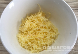 Фото приготовления рецепта: Канапе с сырной массой и сладким перцем - шаг 2