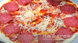 Фото приготовления рецепта: Тонкая итальянская пицца с салями - шаг 5