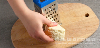 Фото приготовления рецепта: Сырные лепешки с чесноком в духовке - шаг 4