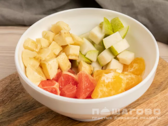 Фото приготовления рецепта: Фруктовый салат с мандарином в половине грейпфрута - шаг 1